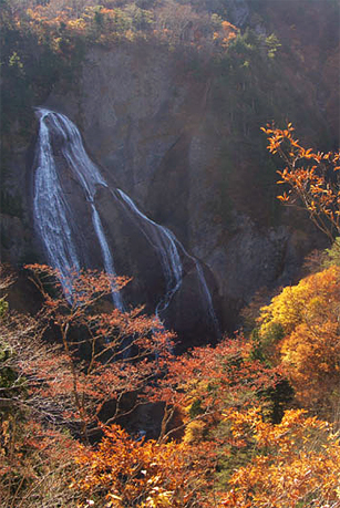 紅葉の中の滑川大滝